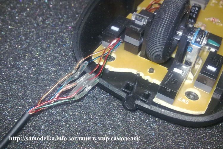 ремонт компьютерной мышки своими руками спаиваем провода кабеля и изолируем термоусадкой