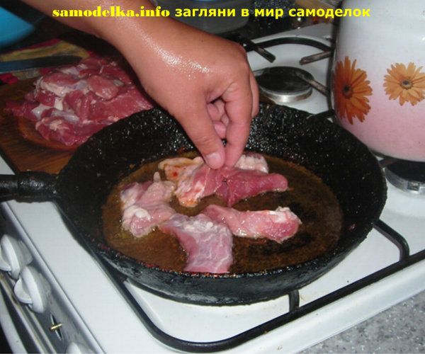 мясная запеканка с баклажанами фото рецепт - обжариваем мясо для запеканки на сковородке 