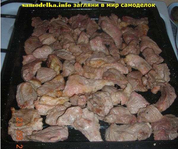  мясная запеканка с баклажанами фото рецепт - укладываем мясо на противень
