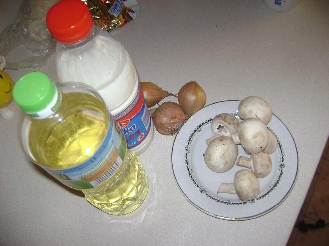 Ингредиенты для грибного соуса: шампиньоны, лук, молоко, масло, соль, перец