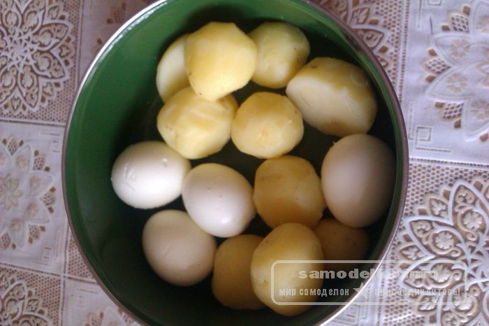 вареные яйца и картошка