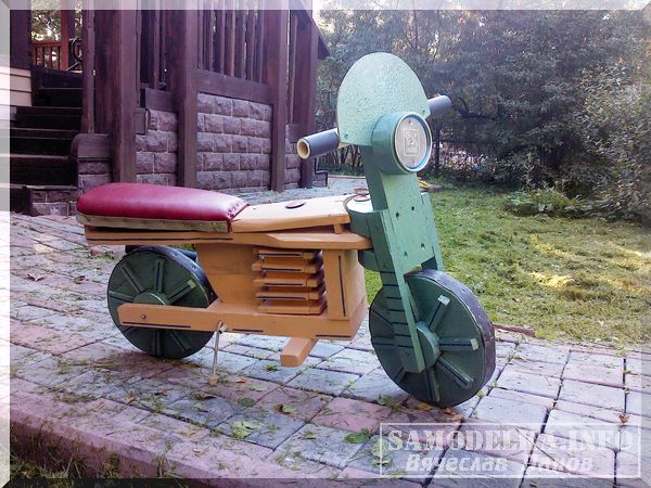 Самодельный игрушечный мотоцикл для ребенка из дерева