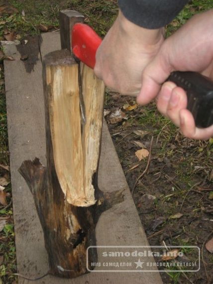 колем сухое полено